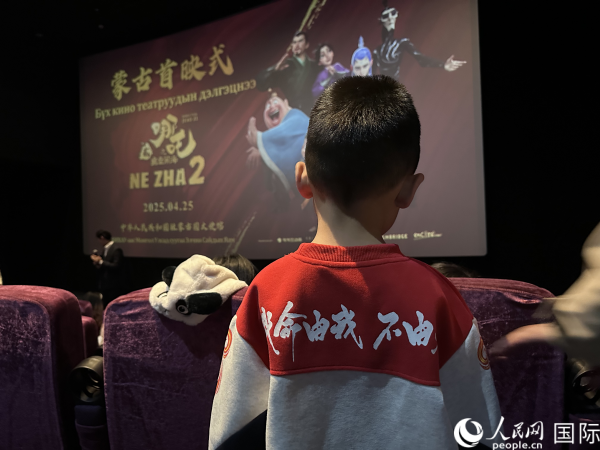 圖為首映式現(xiàn)場(chǎng)，一位小朋友身穿帶有《哪吒2》電影元素的衣服。人民網(wǎng)記者 張朋輝攝
