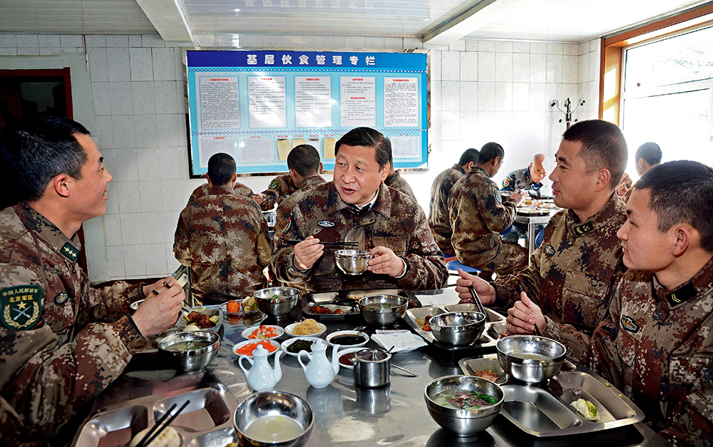 2014年1月26日，習(xí)近平主席專程來到內(nèi)蒙古軍區(qū)邊防某部，親切看望慰問戍邊官兵。這是在連隊(duì)食堂，習(xí)近平主席同戰(zhàn)士們一起用餐。