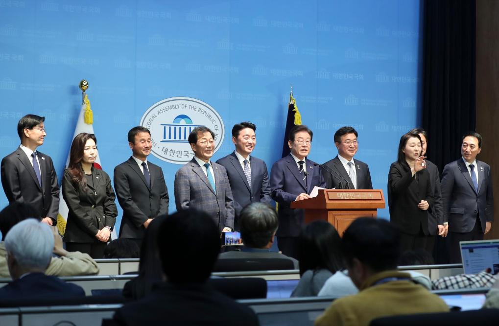 4月11日，李在明在韓國首爾舉行的新聞發(fā)布會(huì)上介紹他的總統(tǒng)競選團(tuán)隊(duì)。新華社記者姚琪琳攝