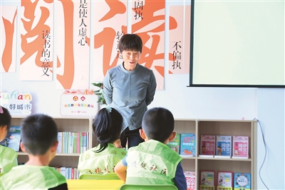 田桂月帶領(lǐng)孩子共讀繪本《點(diǎn)》。李澤罡攝