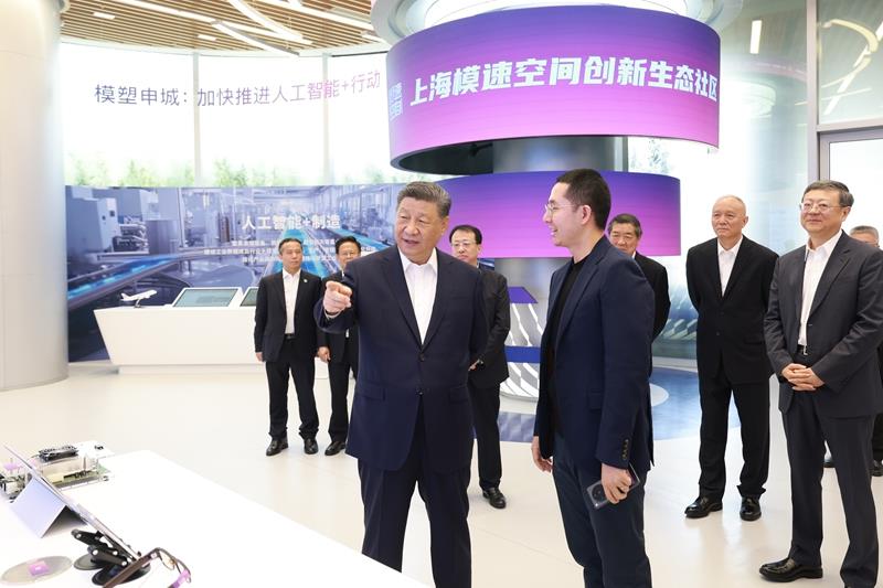 △2025年4月29日，習(xí)近平總書記在上海“模速空間”大模型創(chuàng)新生態(tài)社區(qū)，察看大模型產(chǎn)品展示。