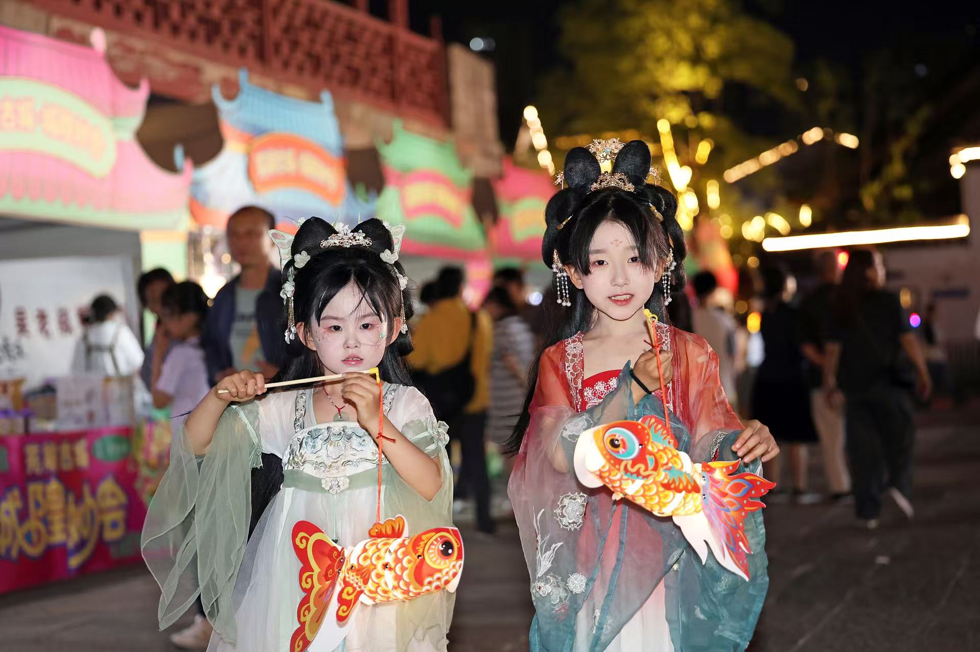 2025年5月2日晚，安徽蕪湖古城，魚(yú)燈巡游吸引游人駐足觀看。（圖片來(lái)源：視覺(jué)中國(guó)）