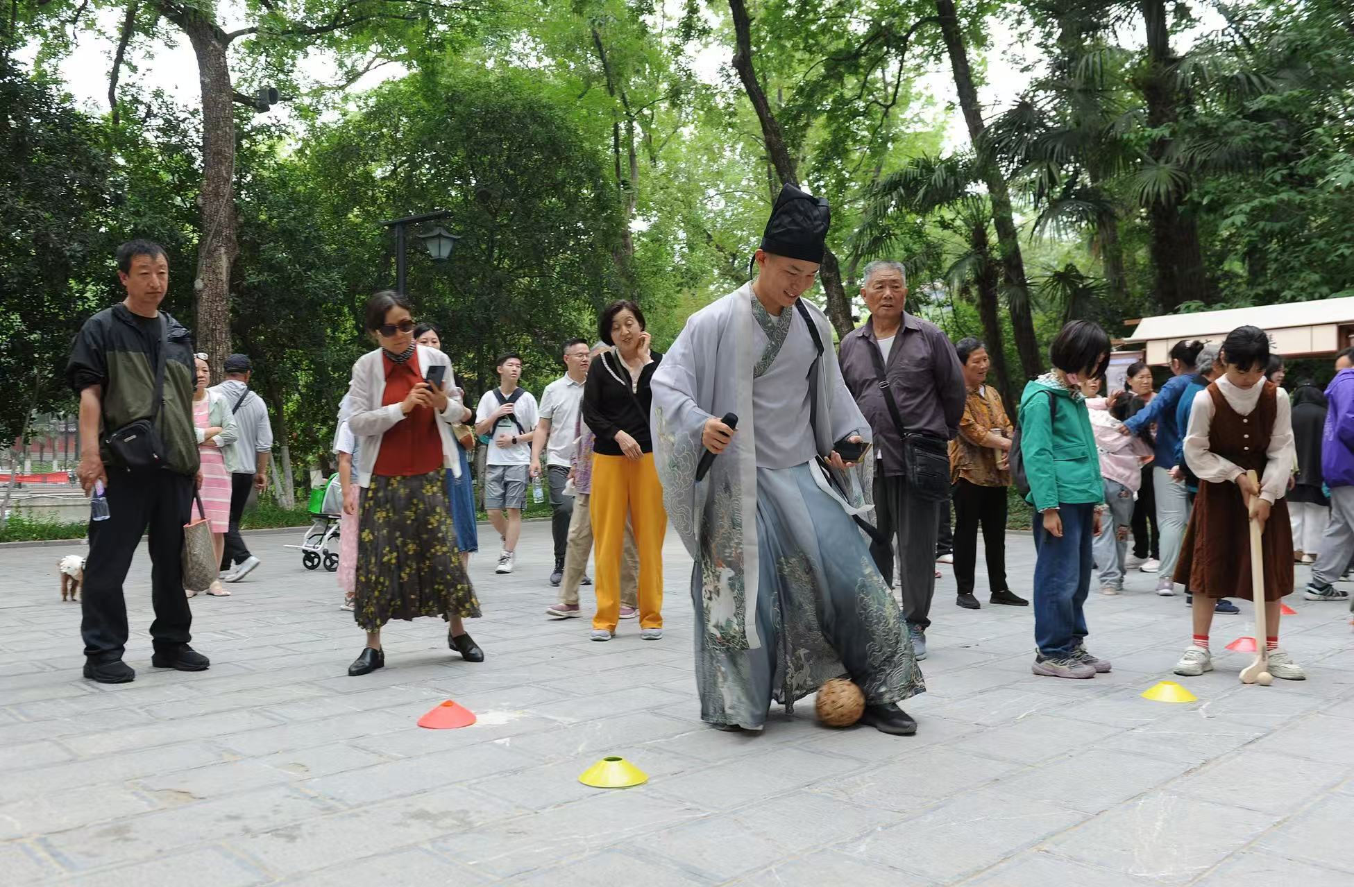 2025年5月3日，安徽省合肥市包公園景區(qū)，游客正在參與“蹴鞠”體育活動(dòng)。（圖片來(lái)源：視覺(jué)中國(guó)）