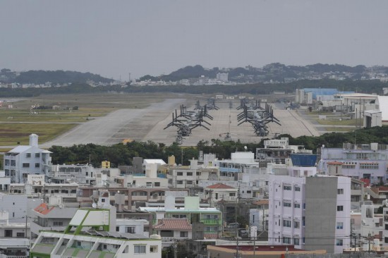 這是2023年11月25日在日本沖繩美軍普天間基地駐留的“魚鷹”運(yùn)輸機(jī)（資料照片）。新華社記者馮武勇攝