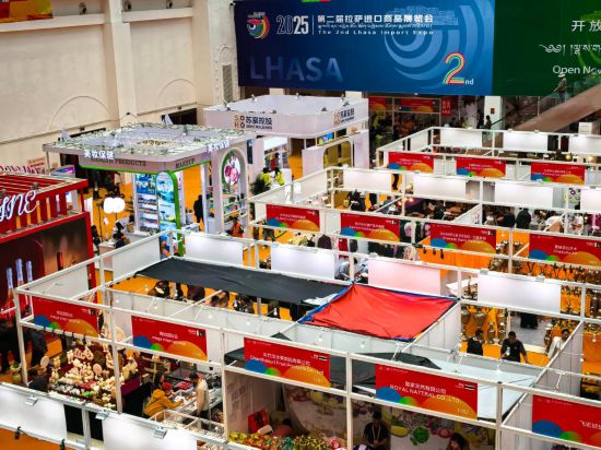 5月16日，第二屆拉薩進(jìn)口商品展覽會現(xiàn)場。新華社記者潘一景 攝