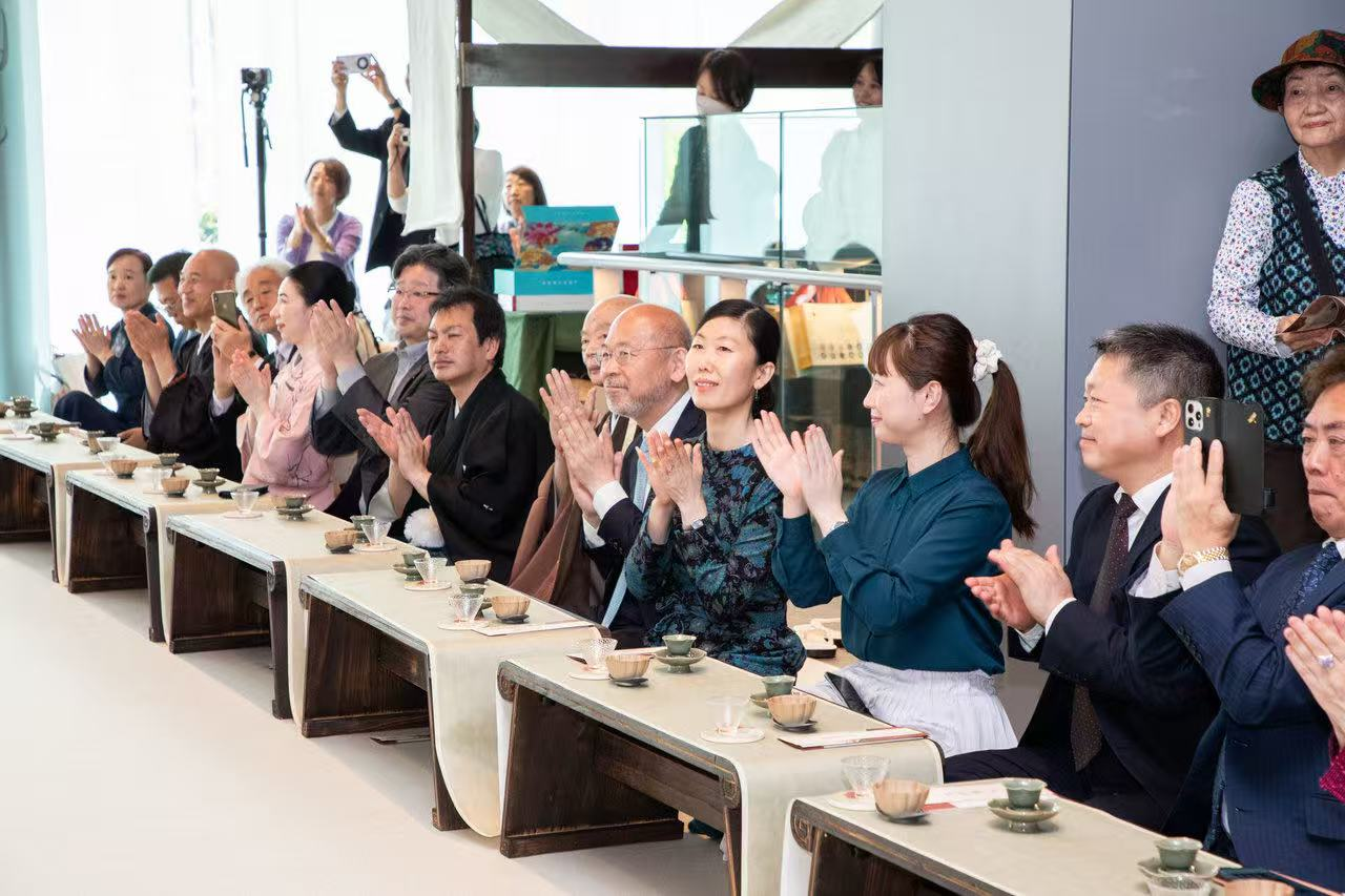中日兩國文旅界、各茶道流派嘉賓出席開幕式。中國駐大阪旅游辦事處供圖