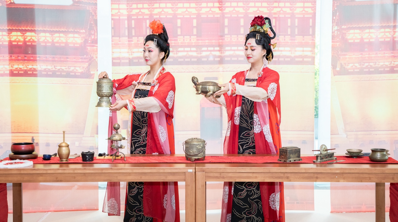 法門寺地宮出土文物一比一復刻的宮廷茶器。中國駐大阪旅游辦事處供圖