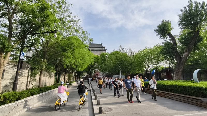 外國游客游覽北京鼓樓。人民網(wǎng)記者 李楠樺攝