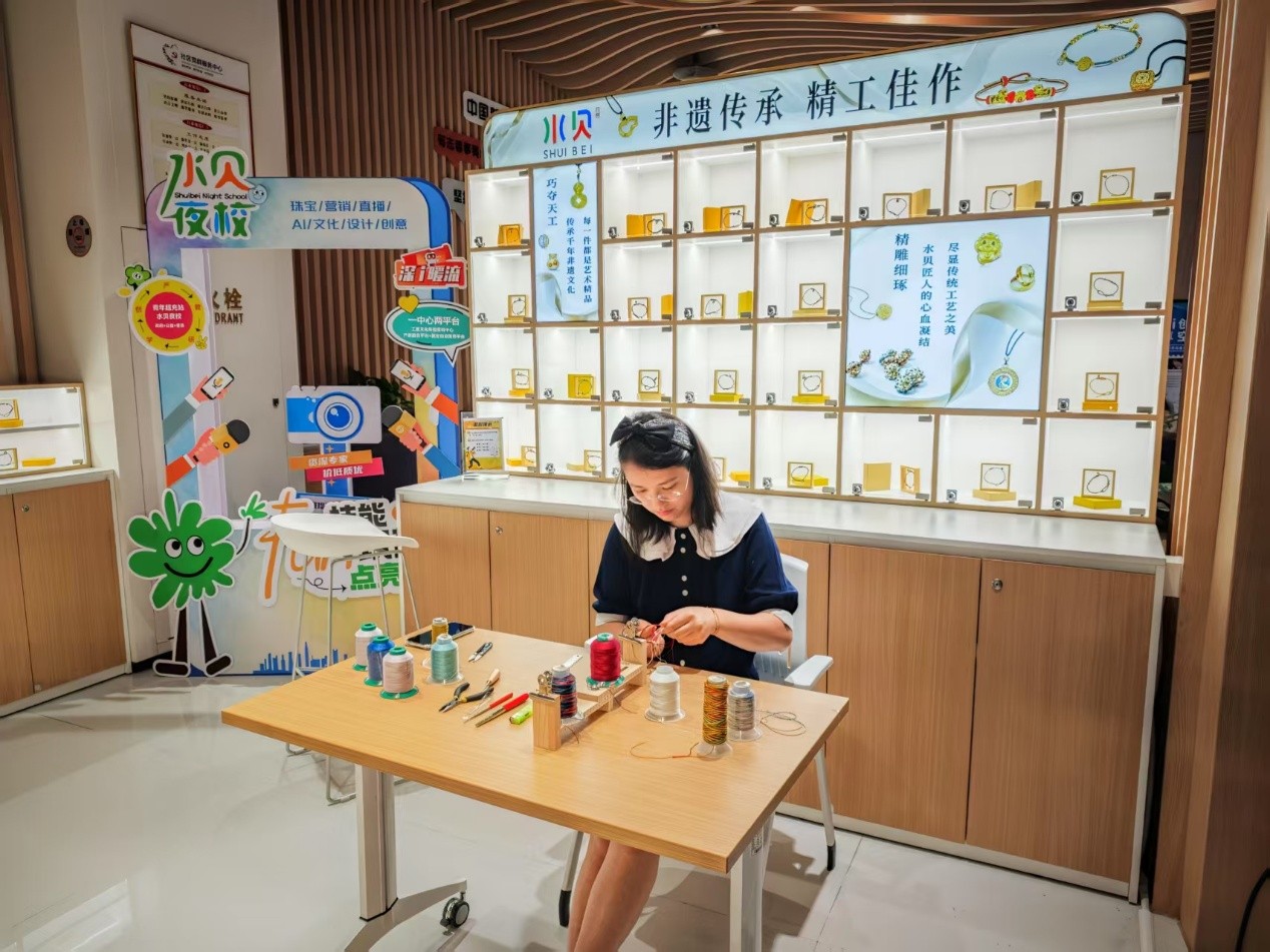 水貝夜校學員正在展示手工編繩過程。人民網 肖聰聰攝