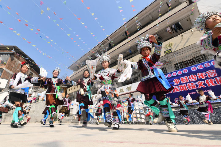 2025年3月25日，廣西柳州市融水苗族自治縣桿洞鄉(xiāng)中心小學(xué)學(xué)生在跳蘆笙踩堂舞。新華社記者 黃孝邦 攝