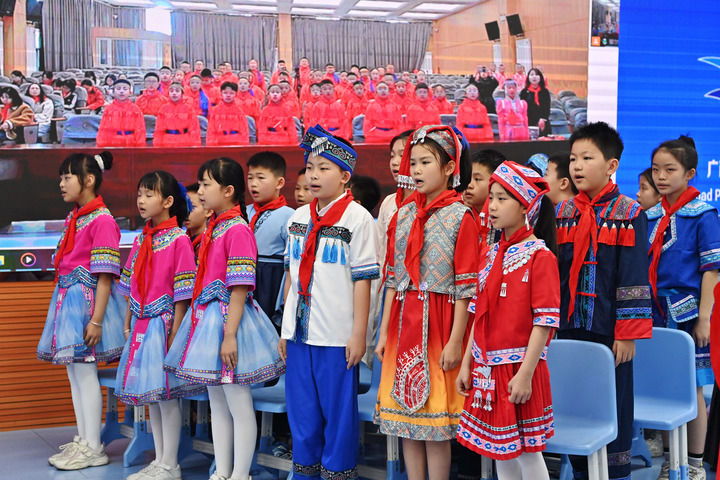 2025年3月28日，在“壯蒙一家親 共筑中國夢”手拉手主題云隊會上，廣西南寧市濱湖路小學(xué)四（1）中隊隊員通過網(wǎng)絡(luò)和內(nèi)蒙古鄂爾多斯東勝區(qū)第十二小學(xué)四（9）中隊隊員一起唱《中國少年先鋒隊隊歌》。新華社記者 周華 攝