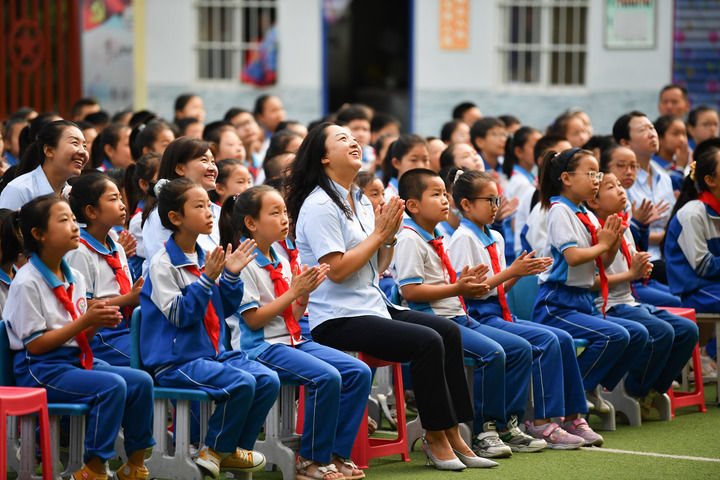 2021年7月1日，在位于陜西省延安市的楊家?guī)X福州希望小學(xué)，師生收看慶祝中國共產(chǎn)黨成立100周年大會。新華社記者 張博文 攝