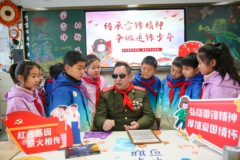 2025年3月3日，江蘇南通如皋市安定小學(xué)里，傷殘軍人許波銀在思政小課堂上向?qū)W生講述雷鋒故事。