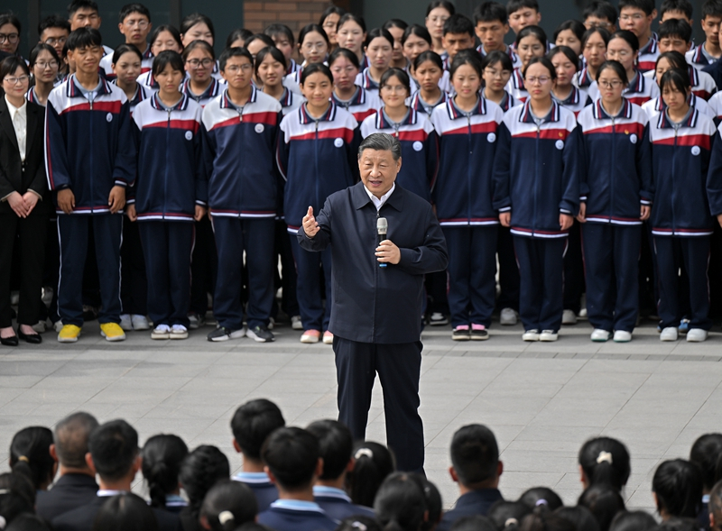 2024年6月18日，習(xí)近平總書記在青海果洛西寧民族中學(xué)考察時，同師生們親切交流。