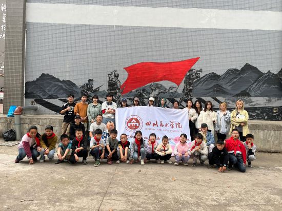 “行動中的課堂：探尋茶馬古道紅色印記”工作坊與當(dāng)?shù)匦W(xué)生共同創(chuàng)作主題壁畫。