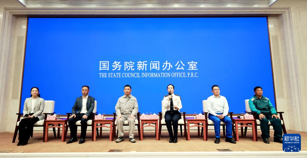 5月29日，國(guó)務(wù)院新聞辦公室在北京舉行“新征程上的奮斗者”中外記者見(jiàn)面會(huì)，交通運(yùn)輸領(lǐng)域代表圍繞“加快建設(shè)交通強(qiáng)國(guó) 勇當(dāng)開(kāi)路先鋒”與中外記者見(jiàn)面交流。新華社記者 潘旭 攝