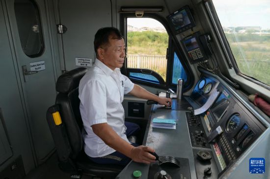 5月31日，在蒙內(nèi)鐵路內(nèi)羅畢站，機(jī)車駕駛員蔣立平在即將開往蒙巴薩的E2次列車上進(jìn)行準(zhǔn)備工作。新華社記者 楊光 攝