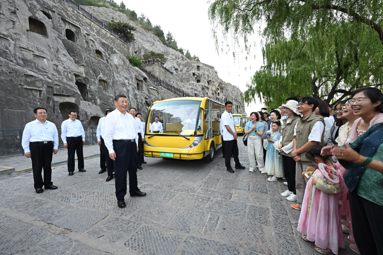 5月19日，習(xí)近平在洛陽龍門石窟考察時(shí)，同游客親切交流。