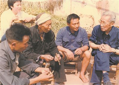 侯光炯（右一）和農(nóng)民在一起親切交流。 西南大學(xué)檔案館供圖